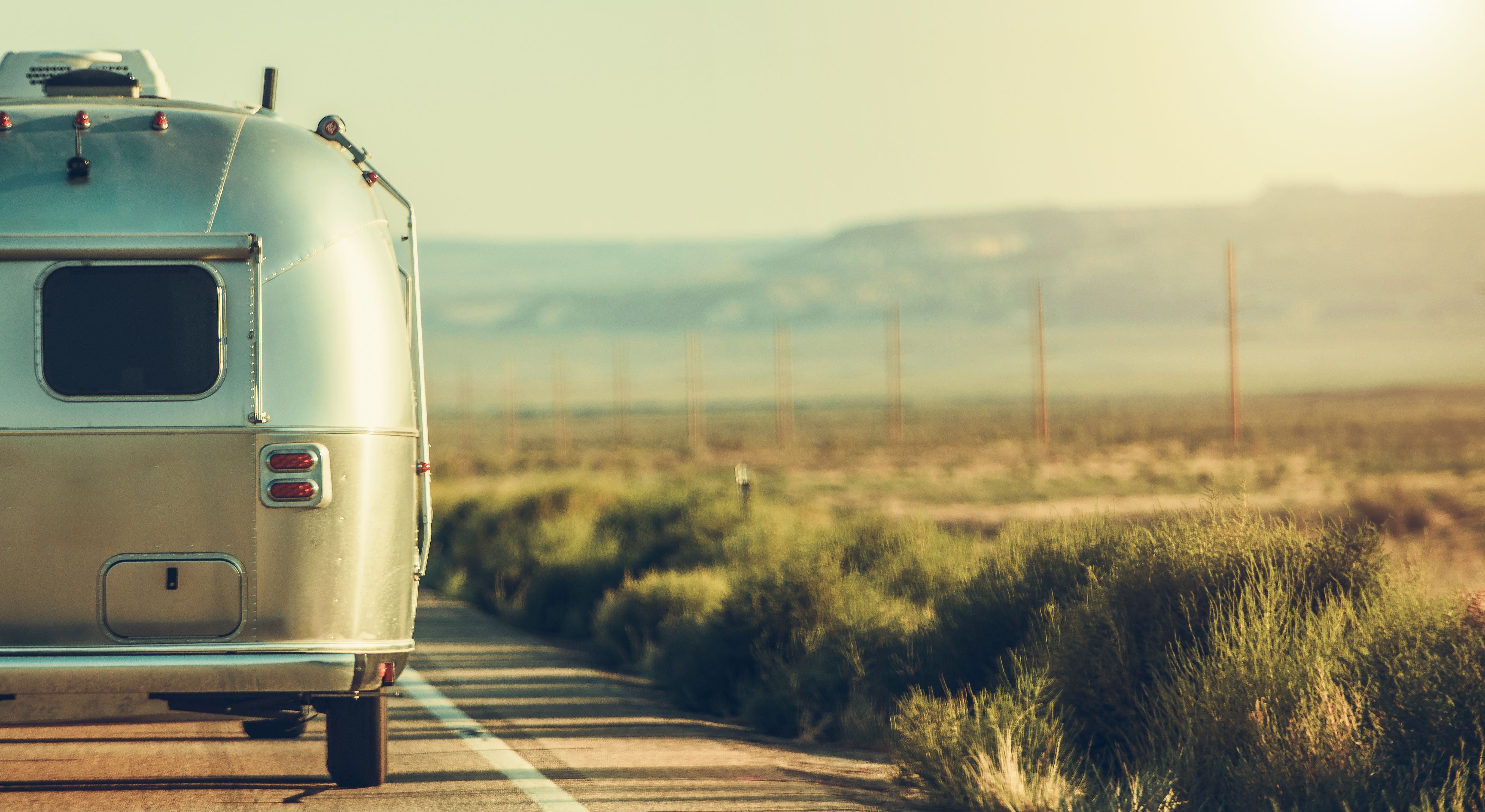 pulling-travel-trailer-along-utah-state